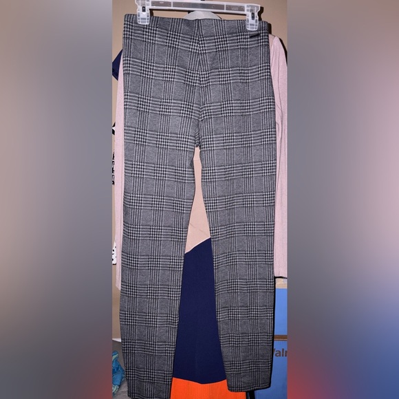 Tahari Black and Gray Plaid knitted Trousers with front Pleat - Picture 8 of 10